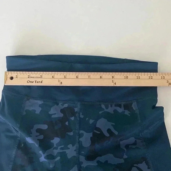 Sweaty Betty Zero Gravity Leggings Bull Dog Camo - Picture 5 of 12